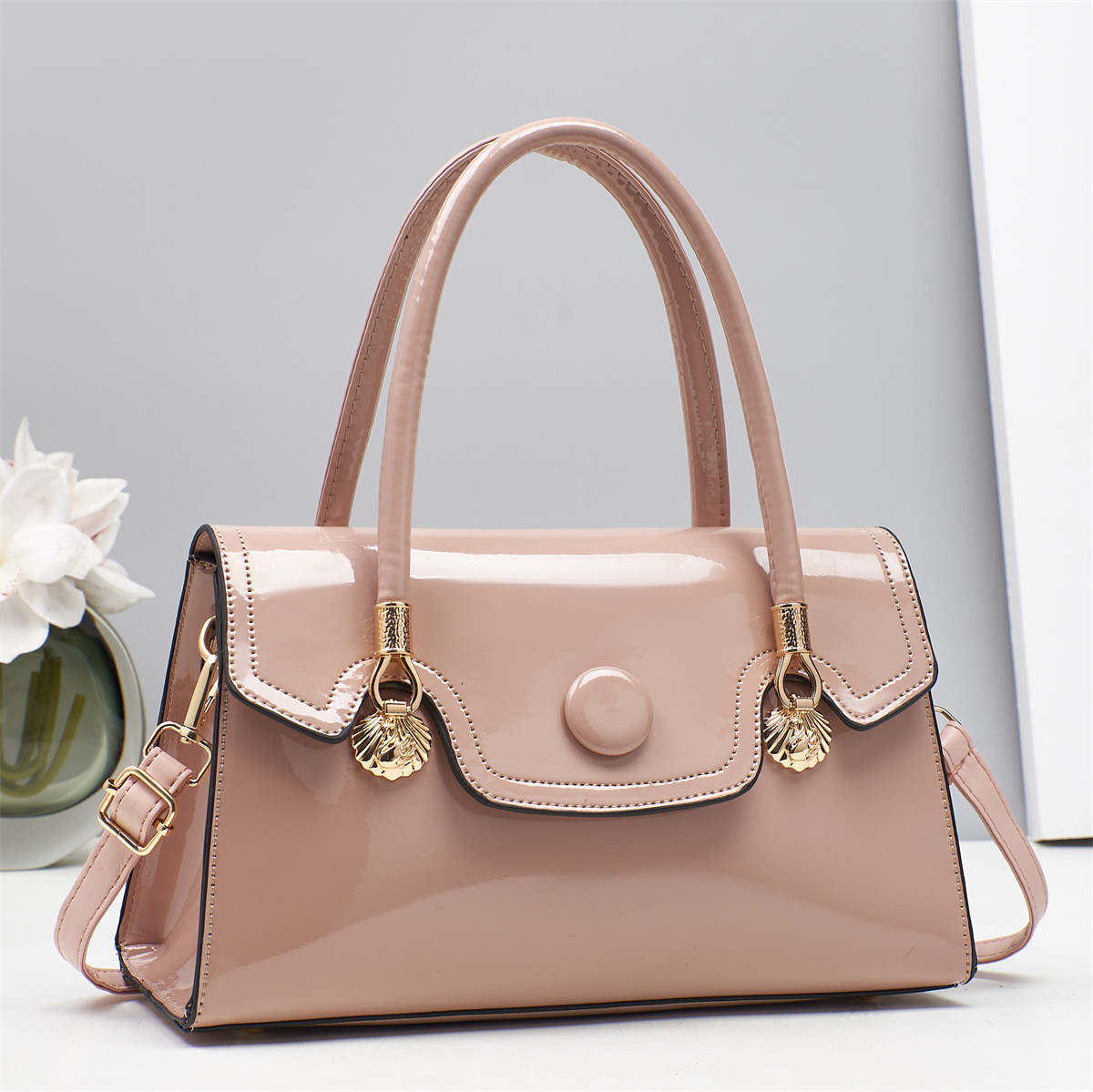 *Stock leather handbag ?